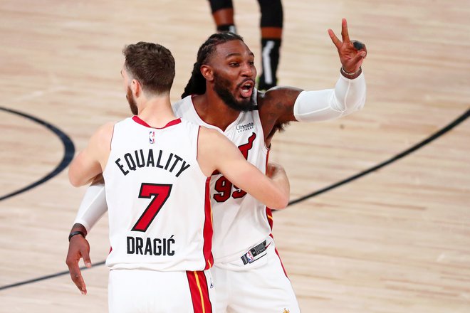 Goran Dragić in Jae Crowder sta se veselila druge zmage Miamija nad Bostonom. FOTO: Kim Klement/USA Today Sports