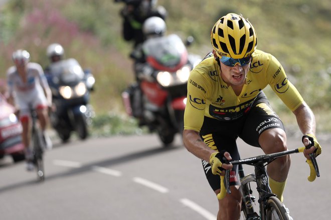 Po 17. etapi so komisarji razstavili kolo Primoža Rogliča. FOTO: Kenzo Tribouillard/AFP