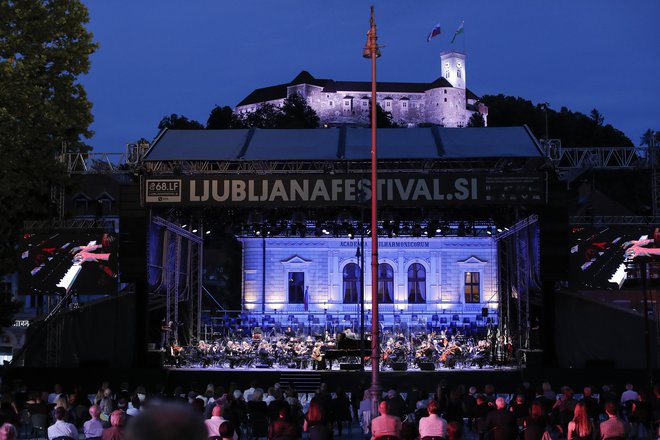 Dubravka Tomšič Srebotnjak med otvoritvenim koncertom 68. Ljubljanskega festivala na Kongresnem trgu v Ljubljani 1. julija. FOTO: Uroš Hočevar