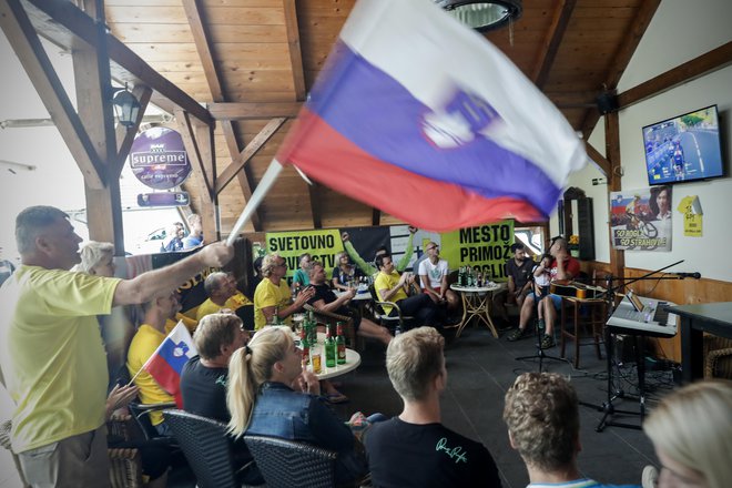 Za kisovške kolesarske navijače je Primož Roglič že zdaj nesporni zmagovalec Toura de Francea. FOTO: Uroš Hočevar/Delo
