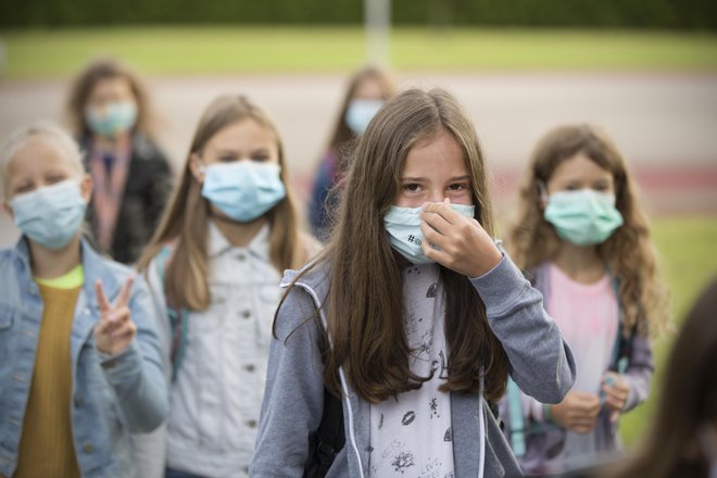 NIJZ v priporočilih za prihodnji teden maske priporoča v skupnih prostorih, v razredih pa le tam, kjer ni možno zagotoviti razdalje in so v razredu učenci iz mešanih skupin. Vlada je v včerajšnjem sklepu zapisala, da morajo maske nositi otroci tretje triade, dijaki in študenti tudi med poukom. Uradnega odloka še ni. FOTO: Jure Eržen/Delo