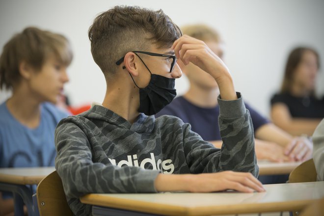 Starši, učitelji, vzgojitelji, ravnatelji opozarjajo, da maske med poukom niso primerne. FOTO: Jure Eržen/Delo