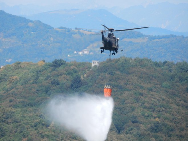 Na pomoč je priletel tudi helikopter Slovenske vojske (simbolična fotografija) FOTO: Blaž Močnik/Delo
