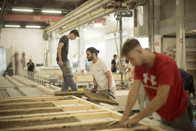 Jesenski obeti za industrijo so boljši, nekatere storitve čakajo omejitve. FOTO: Jure Eržen/Delo