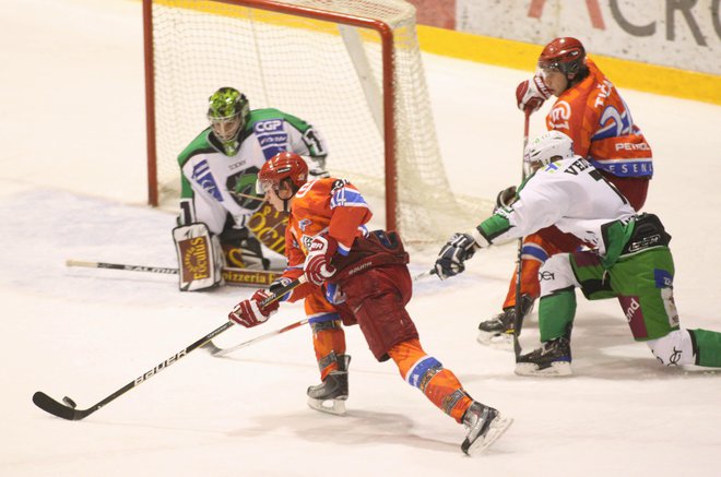 Sinoči so se zmage v Tivoliju veselili jeseniški hokejisti, pred natanko desetimi leti pa je bila boljša Olimpija. FOTO: Igor Zaplatil/Delo