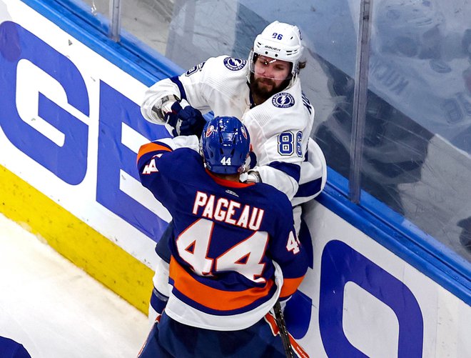 Tampin zvezdnik Nikita Kučerov se je tudi takole moral boriti za vstop v veliki finale proti Jeanu-Gabrielu Pageauju iz moštva New York Islanders. FOTO: Bruce Bennett/AFP