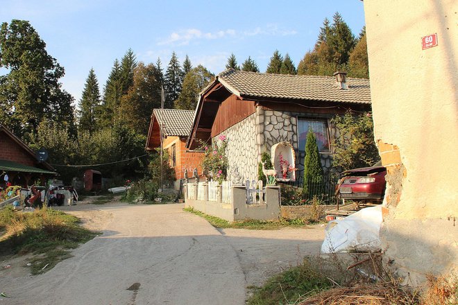 Bivanjske razmere Romov v jugovzhodni Sloveniji se spreminjajo počasi. FOTO: Simona Fajfar