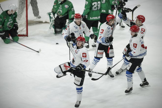 Jeseniški hokejisti so v vitrino pospravili prvo lovoriko v tej sezoni. FOTO: Uroš Hočevar