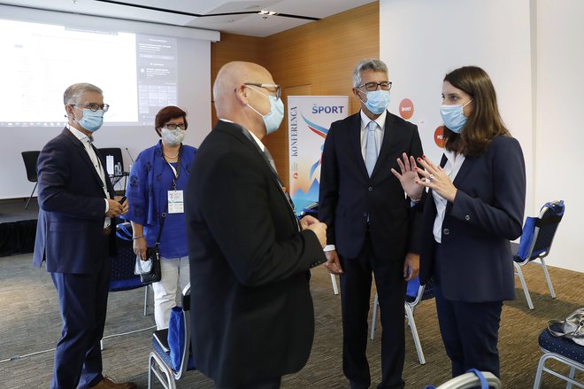 Konference o povezovanju športa in gospodarstva se udeležujejo tudi (z leve): Franjo Bobinac, podpredsednik za globalni trg v Hisense International, dr. Milena Fornazarič, lastnica in direktorica podjetja Arista Plus, ki je programski partner kampanje, predsednik OKS Bogdan Gabrovec, glavni direktor Dela Andrej Kren in ministrica za izobraževanje, znanost in šport Simona Kustec. FOTO: Leon Vidic/Delo