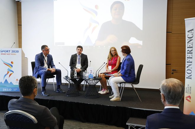 O učinkih športa na gospodarstvo so se pogovarjali (z leve) Tomaž Žnidarič, Edvard Kolar, Janja Božič Marolt in prek video konference Tatjano Novak ter moderatorka Milena Fornazarič. FOTO: Leon Vidic/delo