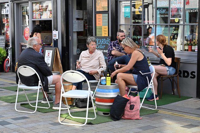 Prizor iz britanske prestolnice. Vlada v Londonu razmišlja o zaostrovanju ukrepov za omejevanje širjenja virusa. FOTO: Justin Tallis/AFP