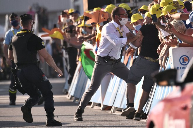 Veliko gledalcev se je v zadnjih dneh zbralo ob trasi Toura, kakšen je prirediteljem ušel tudi čez varnostno ogrado. FOTO: Marco Bertorello/AFP