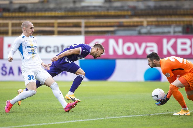 Matjaž Rozman je imel v vratih Celjanov veliko dela, opravil pa ga je večinoma zelo zanesljivo. FOTO: Jure Banfi/Mariborinfo