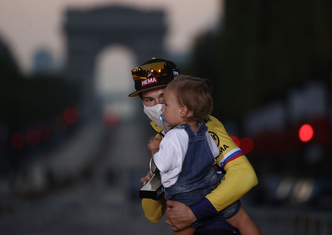 Primož Roglič je skupaj z enoletnim sinom Levom stopil na oder za zmagovalce. FOTO: Kenzo Tribouillard/AFP