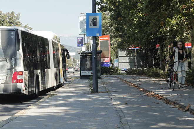 Na postajališču AMZS na Dunajski ustavljajo tudi lokalni avtobusi. Edini prometni znak opozarja na bencinski servis, kamničan pa ustavlja tako kot mestni avtobusi pri nadstrešku. Voznega reda za lokalne avtobuse ni. FOTO: Uroš Hočevar/Delo