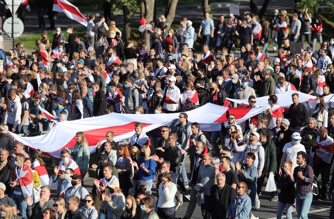 Včeraj so se na ulicah beloruskih mest spet zbrale množice protestnikov, ki ne verjamejo izidom avgustovskih predsedniških volitev, na katerih so dosedanjemu voditelju države Lukašenku namerili več kot 80 odstotkov glasov. FOTO: Reuters