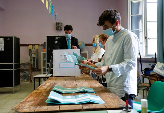 Volilne komisije imajo polne roke dela. Na referendumu lahko glasuje 46,5 milijona volivcev, na regionalnih volitvah v sedmih deželah pa 18 milijonov. FOTO:Remo Casilli/Reuters