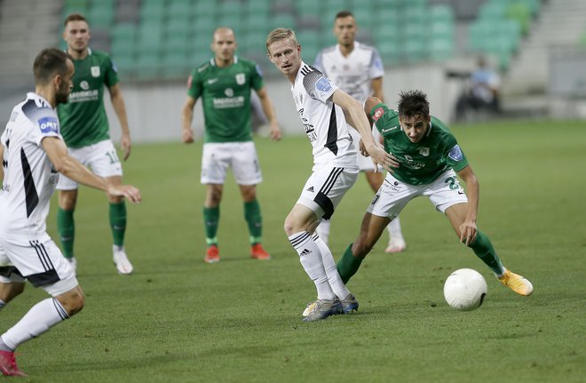 Ljubljansko zeleno-belim nič ne gre od nog, soboško črno-belim vse. Prvi so dosegli le en gol, drugi v štirih niso prejeli nobenega. FOTO: Blaž Samec.