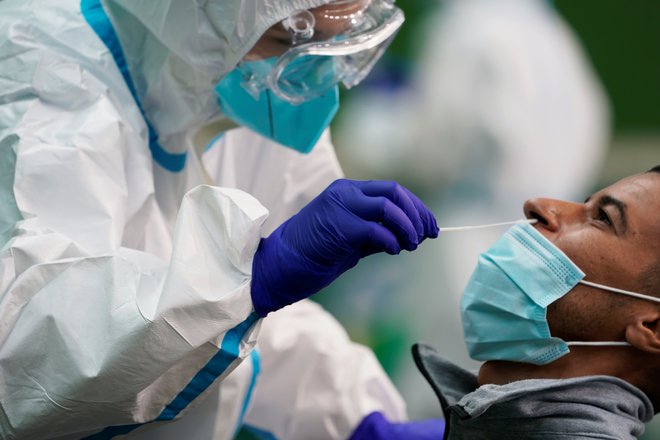 V Sloveniji je bilo potrejnih 88 novih okužb, število testiranj se je, glede na prejšnji teden, močno zmanjšalo. FOTO: Vincent West/Reuters