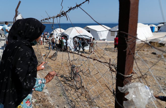 V novem začasnem taborišču za migrante na grškem otoku Lezbos je z novim koronavirusom okuženih več kot 240 prosilcev za azil. FOTO: Yara Nardi/Reuters