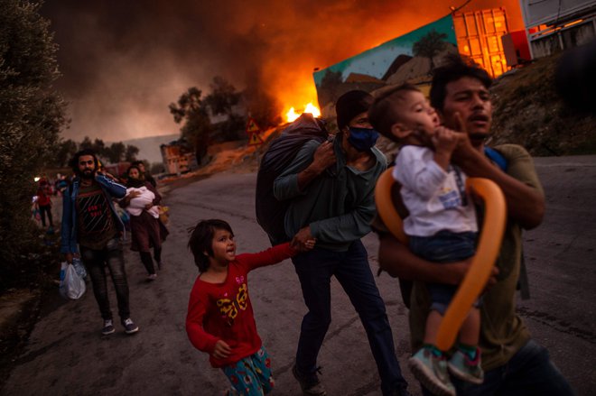 Tragedija v taborišču Moria na grškem Lezbosu je še ena posledica odsotnosti evropske migracijske politike.&nbsp; FOTO: Angelos Tzortzinis/AFP