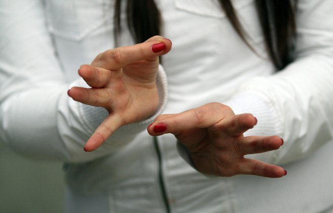 Podobno kot pri govornem jeziku se tudi znotraj znakovnih jezikov razvijejo različni naglasi. Foto Tadej Regent