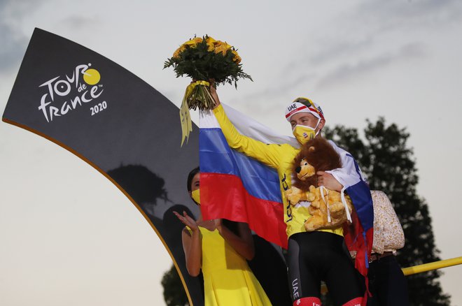 Tadej Pogačar je podaril rumeno majico v dobrodelne namene. FOTO: Stephane Mahe/Reuters