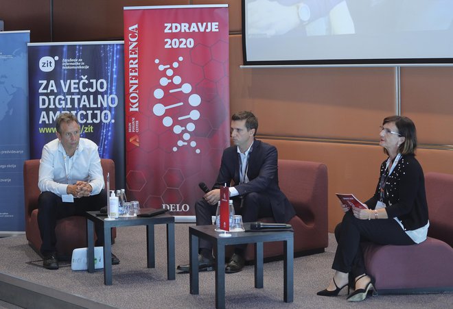 Udeleženci okrogle mize (z leve): Gregor Schoss (SIQ), Janez Kranjc (Prva osebna zavarovalnica) in moderatorka<strong> </strong>Alenka Toplak (SIQ) FOTO: Jože Suhadolnik