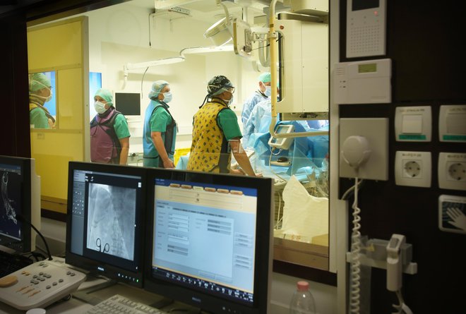 Operacija na Kliničnem oddeleku za kardiologijo na UKC Ljubljana. Foto: Jure Eržen/delo