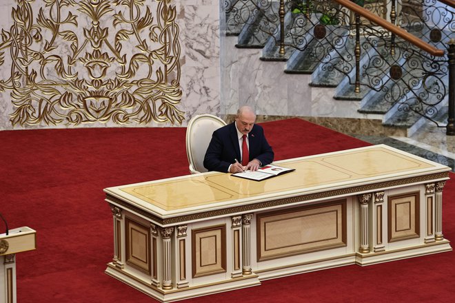 V popolni tajnosti in brez običajnega (in zakonsko obveznega) radijskega prenosa je danes Aleksander Lukašenko ponovno svečano prisegel kot &raquo;novi&laquo; beloruski predsednik. Foto Sergej Šeleg/AFP