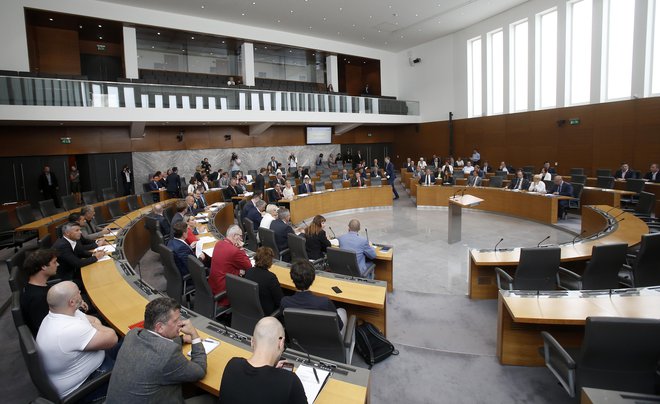 Zadnjo besedo o zaprtju trgovin ob nedeljah, ki bo, kot kaže, potrjeno, bo najverjetneje spet imelo ustavno sodišče. FOTO: Blaž Samec/Delo