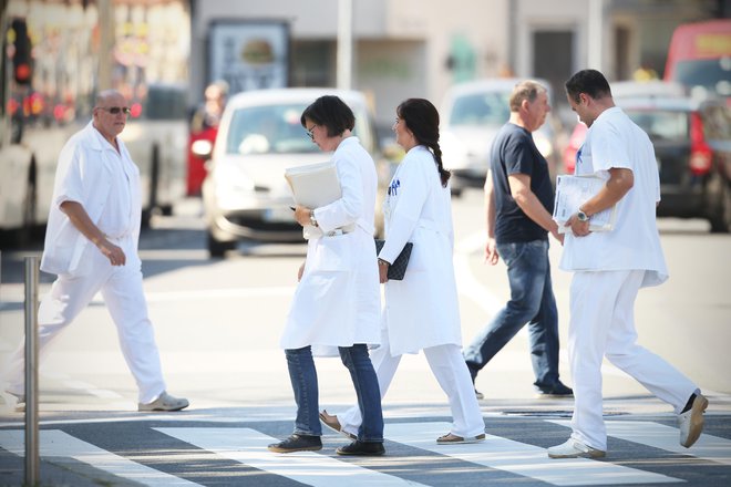 Peti protikrizni sveženj javnim zavodom napoveduje sofinanciranje nakupa medicinske opreme iz proračunskih sredstev. Foto: Jure Eržen/delo