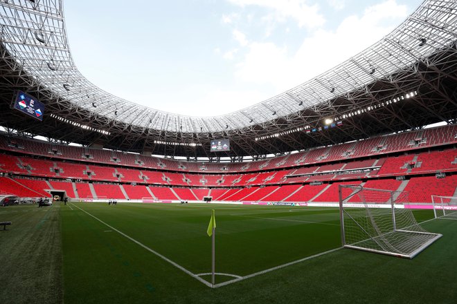 Puskas Arena danes ne bo tako prazna kot v zadnjih mesecih. Zvečer bo 20.000 gledalcev pospremilo tekmo Bayerna in Seville. FOTO: Bernadett Szabo/Reuters