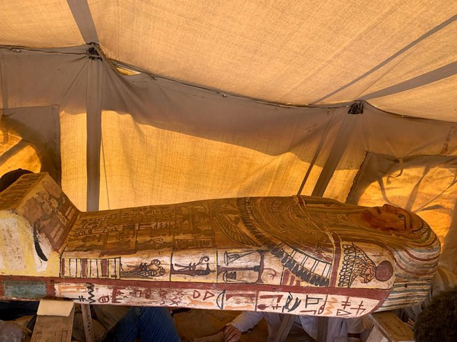 Sarkofagi so pobarvani v živahne barve in popisani s hieroglifi. FOTO: Egyptian Ministry of Antiquities via Reuters