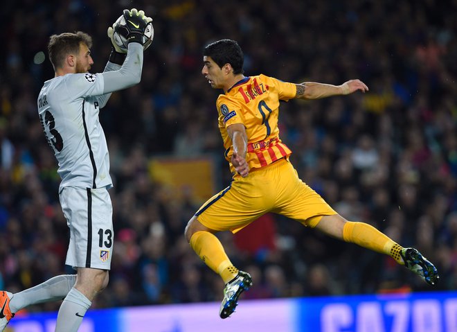 Nič več tekmeca, temveč soigralca. Luis Suarez in slovenski zvezdnik pri madridskem Atleticu Jan Oblak bosta nasprotnika le še na treningih. FOTO: Lluis Gene/AFP