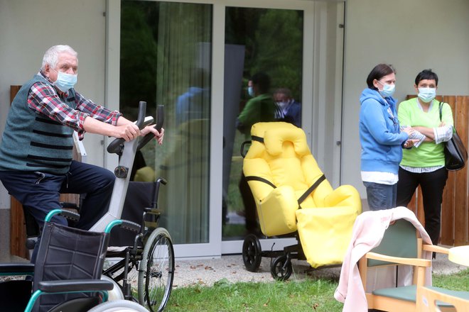 Za školjčni stol (na fotografiji v rumenem) je mogoče kolesariti tudi na sobnem kolesu. FOTO: Igor Mali/Slovenske novice