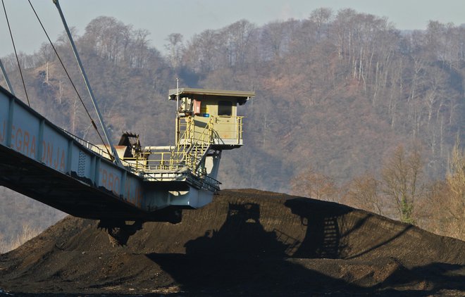 Zadnji kupi trboveljskega premoga: v kotlu Termoelektrarne Trbovlje so zgoreli decembra 2013. FOTO: Jože Suhadolnik/Delo