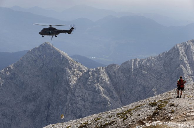 »Ostani doma«, so ljudje vzeli zares in lahkih nog odšli v hribe.<br />
FOTO: Matej Družnik/Delo