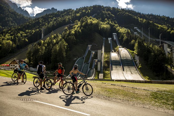 En Slovenec, dve kolesi, skoraj tako bi lahko poimenovali kolesarsko navdušenje. FOTO: Voranc Vogel/Delo<br />
 