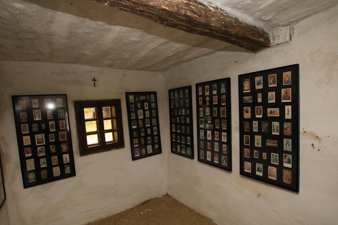 Manjši prostor v hiši je postal mini galerija za zbirko Cilinih svetih podobic. FOTO: Jože Pojbič/Delo