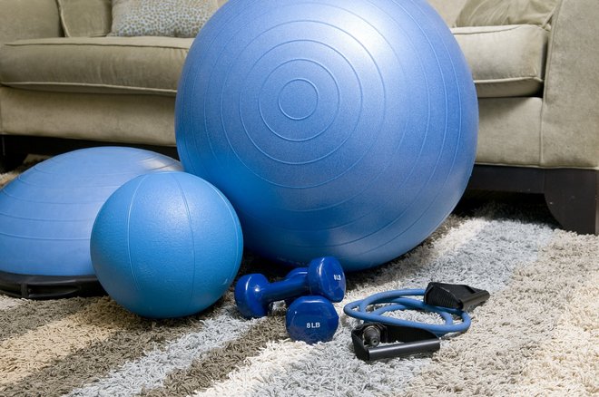 Fitnes si ustvarite kar doma in telovadite takrat, ko otrok spi. FOTO: Hervis