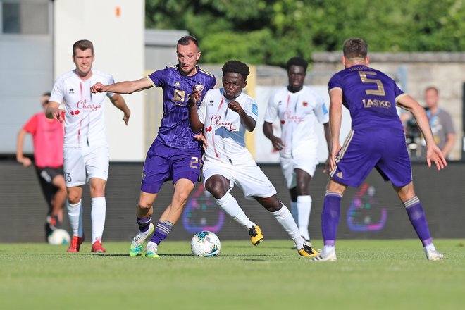 Maribor odpira tekme 5. kola 1. SNL v Sežani, kjer je v minuli sezoni dvakrat visoko izgubil, a zdaj prihaja z Maurom Camoranesijem na trenerskem stolčku. FOTO: Matej Glavina