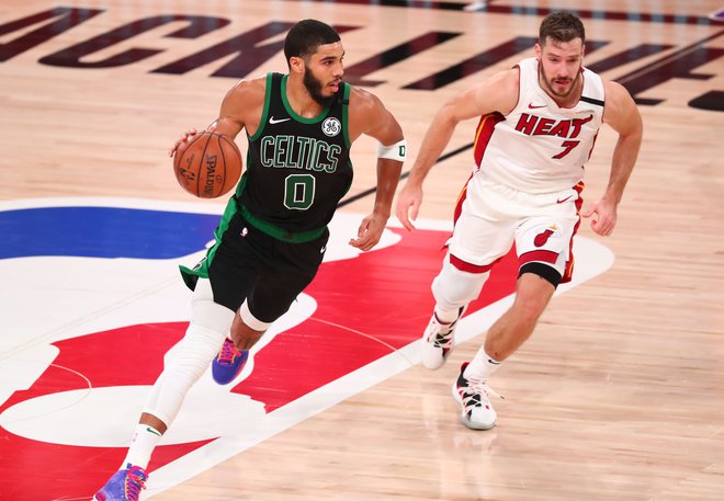 Miami in Boston, Goran Dragić (desno) in Jayson Tatum so finalno serijo vzhodne konference v NBA podaljšali v šesto tekmo, ki bo na sporedu v ponedeljek zjutraj. FOTO: Kim Klement/USA TODAY Sports.