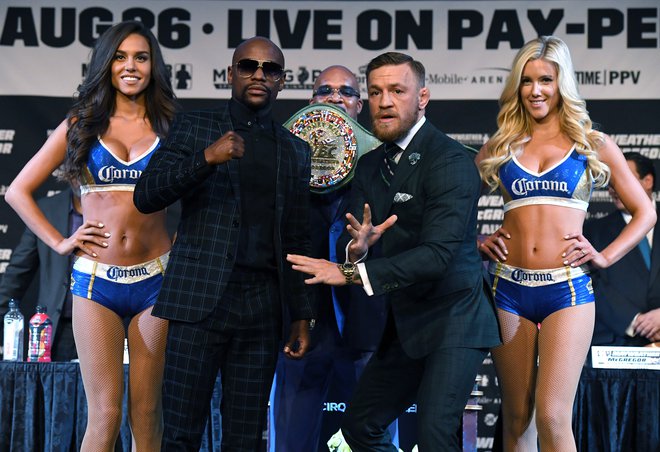 Dvoboj med boksarskim šampionom Floydom Mayweatherjem ml. in zmojstrom mešanih borilnih veščin Conorjem McGregorjem pred tremi leti je bil tudi velik spektakel, ki je obema pretepačema navrgel velik zaslužek. Tudi McGregorjev morebiten dvoboj z&nbsp; Mannyjem Pacquiaojem bi obema napolnil žepe. FOTO: Ethan Miller/AFP