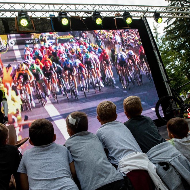 Nasledniki med ogledom zadnje etape Toura. FOTO: Facdebook profil Luka Mezgec