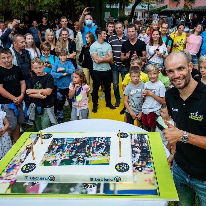 Presenečenje je uspelo, Luka je rekel, da je sicer pričakoval nekaj prijateljev pred hišo, ne pa takega slavja sredi Ljubljane. FOTO: Facdebook profil Luka Mezgec