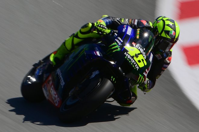 Valentino Rossi se še ni nasitil denarja, tudi ob odsotnosti poškodovanega Marca Marqueza ne more do naslova svetovnega prvaka, bo pa pri 42 letih dirkal tudi naslednjo sezono. FOTO: Lluis Gene/AFP