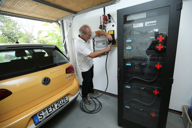 Vse večja uporaba električnih avtomobilov in tudi toplotnih črpalk je izziv za upravljavce elektroenergetskih omrežij. FOTO: Ralph Orlowski/Reuters