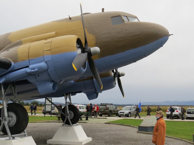 Z letali DC-3 dakota so zavezniki prepeljali v italijanski Bari tudi številne družine in ranjene partizanske borce. FOTO: Bojan Rajšek/Delo