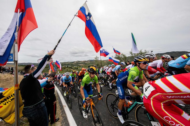 Slovenski kolesarji so se na 258,2 km dolgi progi prebijali mimo številnih navijačev, na koncu so se morali zadovoljiti s 6. mestom Primoža Rogliča. FOTO: Vid Ponikvar/Sportida